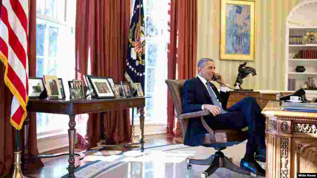 El presidente Barack Obama en conversación telefónica con Raúl Castro