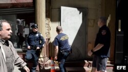  Un policía monta guardia mientras bomberos entran a un edificio en Park Place en el bajo Manhattan, donde una pieza de uno de los aviones destruidos en los ataques del 11 de septiembre fue descubierto en Nueva York (EE.UU.). 