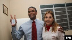 Fotografía de archivo del disidente cubano Oscar Elías Biscet, junto a su esposa Elsa Morejón. EFE/Rolando Pujol