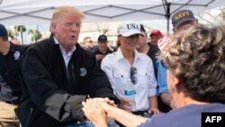 El presidente Donald Trump y la primera dama repartieron botellas de agua a los damnificados por Michael en Lynn Haven, Florida.