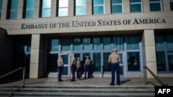 Marines de EEUU en las afueras de la Embajada de EEUU en La Habana.