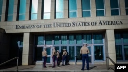 Marines de EEUU en las afueras de la Embajada de EEUU en La Habana.