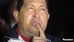 En esta foto de archivo Chávez habla a los medios luego de uno de sus viajes a Cuba