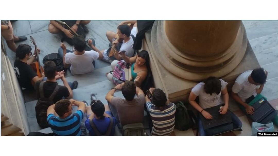 Jóvenes cubanos se conectan a WiFi en parques y plazas del país.