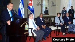Presidente Porfirio Lobo con médicos cubanos.