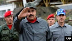 Maduro saluda durante un ejercicio militar en el Fuerte Tiuna. 