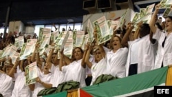 Médicos cubanos recién graduados muestran sus diplomas durante la creación de un contingente internacional.