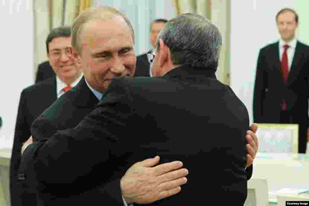 Abrazo entre Putin y Castro