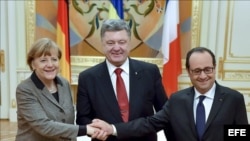 El presidente francés Francois Hollande y la canciller alemana Angela Merkel, al inicio de una gira relámpago para mediar entre Kiev y Moscú.