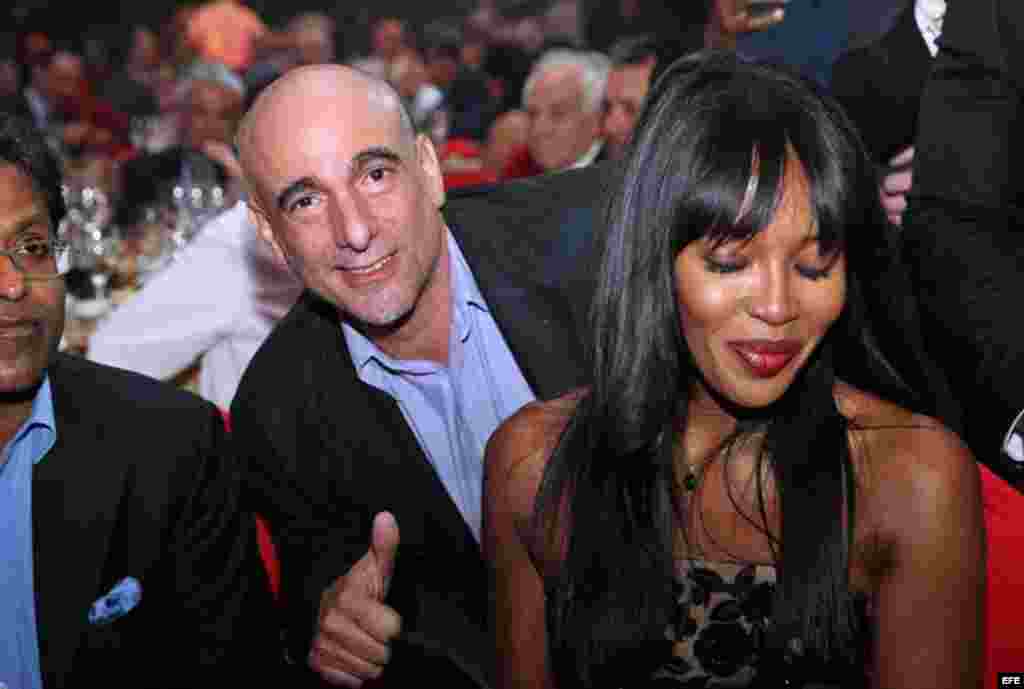 El hijo del exgobernante cubano Fidel Castro, Alejandro Castro (c), posa con la modelo británica Naomi Campbell (d) durante la cena de gala que cerró el XVII Festival Internacional del Habano&nbsp;