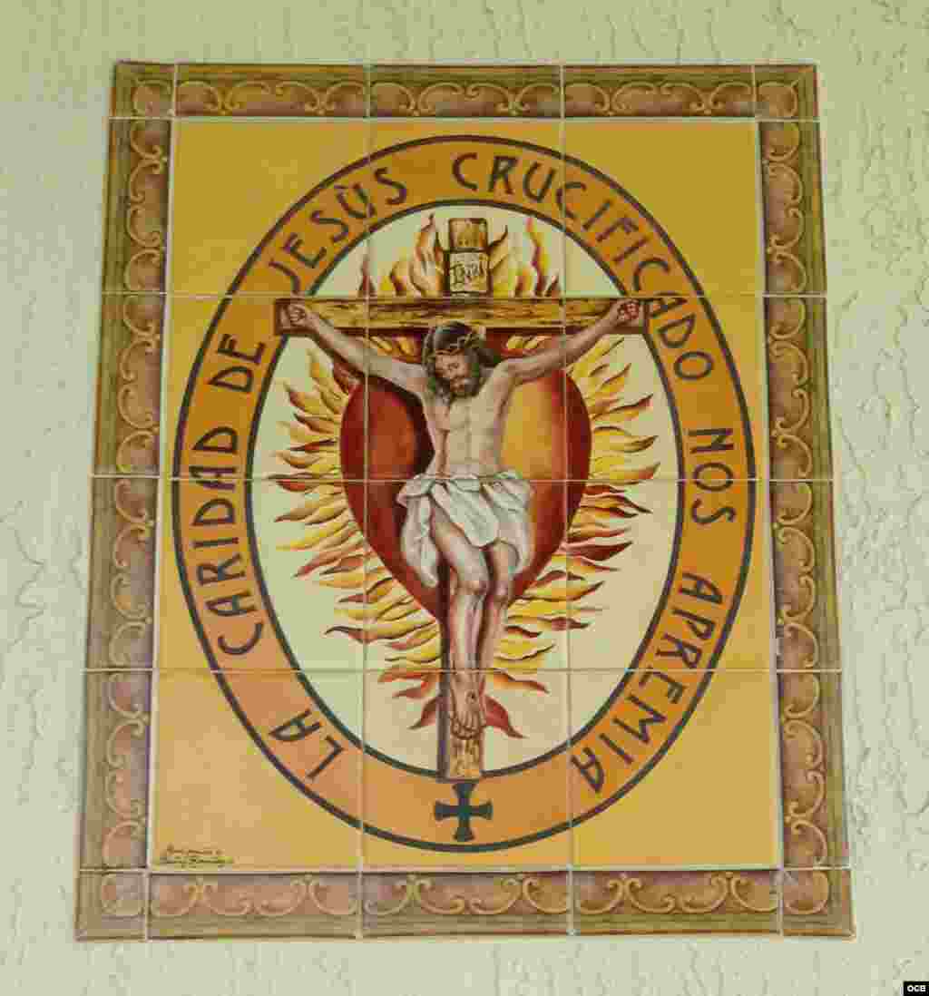 Jesucristo Crucificado, escudo de las monjas (cerámica, 24x32 pulgadas).