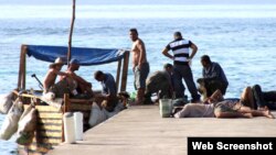 La noticia de la llegada de balseros cubanos a islas Caimán publicada en Cayman Compass.