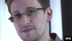GUA02 HONG KONG (CHINA), 12/07/2013.- Imagen de vídeo cortesía del diario británico "The Guardian" fechada el 10 junio 2013 que muestra al exempleado de la CIA Edward Snowden durante una entrevista exclusiva con los periodistas de "The Guardian" Glenn Gre