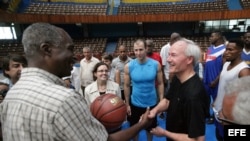 El gobernador de Arkansas, Asa Hutchinson (d), entrega un balón autografiado a Ruperto Herrera (i), comisionado de baloncesto de Cuba. 