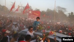 Aung San Suu Kyi saluda a sus seguidores