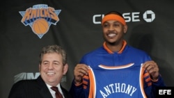 El jugador de baloncesto Carmelo Anthony (d) posa con el director del Madison Square Garden, James Dolan (i), en foto de archivo