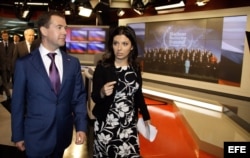 Dmitry Medvedev (i) con la editora del canal ruso Today TV, Margarita Simonian (d).