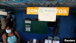 "No se aceptan CUC", reza un cartel en un puesto de venta de especias en La Habana. REUTERS/Stringer