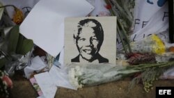 Un retrato del expresidente sudafricano Nelsom Mandela decora un acceso al hospital en el que permanece ingresado, en Pretoria, Sudáfrica 