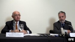 Los ministros de relaciones exteriores de Argentina, Héctor Timerman (i), y de Brasil, Antonio Patriota (d), participan hoy, martes 13 de marzo de 2012, en una conferencia de prensa después de una reunión en Sao Paulo (Brasil)
