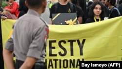 Una protesta de Amnistía Internacional en Jakarta el 10 de diciembre de 2019 (Bay Ismoyo / AFP).