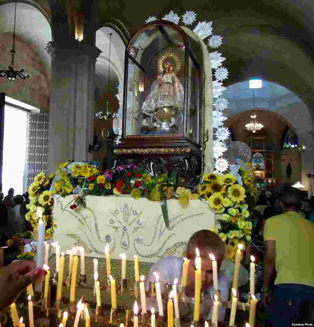 Velas para la Virgen de la Caridad en La Habana. 