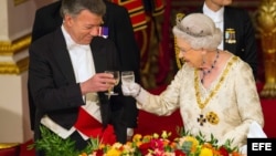 El presidente de Colombia, Juan Manuel Santos (i), brinda con la reina Isabel II durante un banquete de estado en el Palacio de Buckingham. (Archivo)