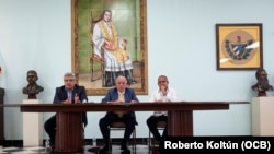 Tomás Regalado (centro) Director de OCB Radio y Televisión Martí junto a los periodistas Alvaro Alba (izq.) y José Alfonso Almora (der.).