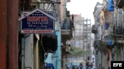 Vista de un anuncio de una casas de alquiler para turistas en un edificio de La Habana.