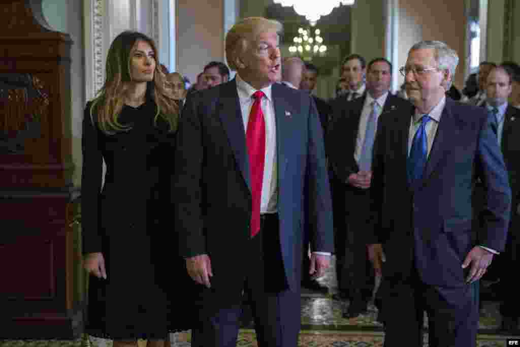 El presidente electo de Estados Unidos, Donald Trump, junto a su esposa Melania Trump y el líder de la mayoría del Senado, Mitch McConnell.