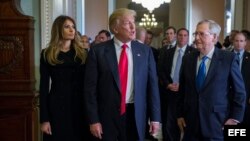 Donald Trump junto a su esposa Melania y el líder de la mayoría del Senado, Mitch McConnell, tras una reunión en el Capitolio.