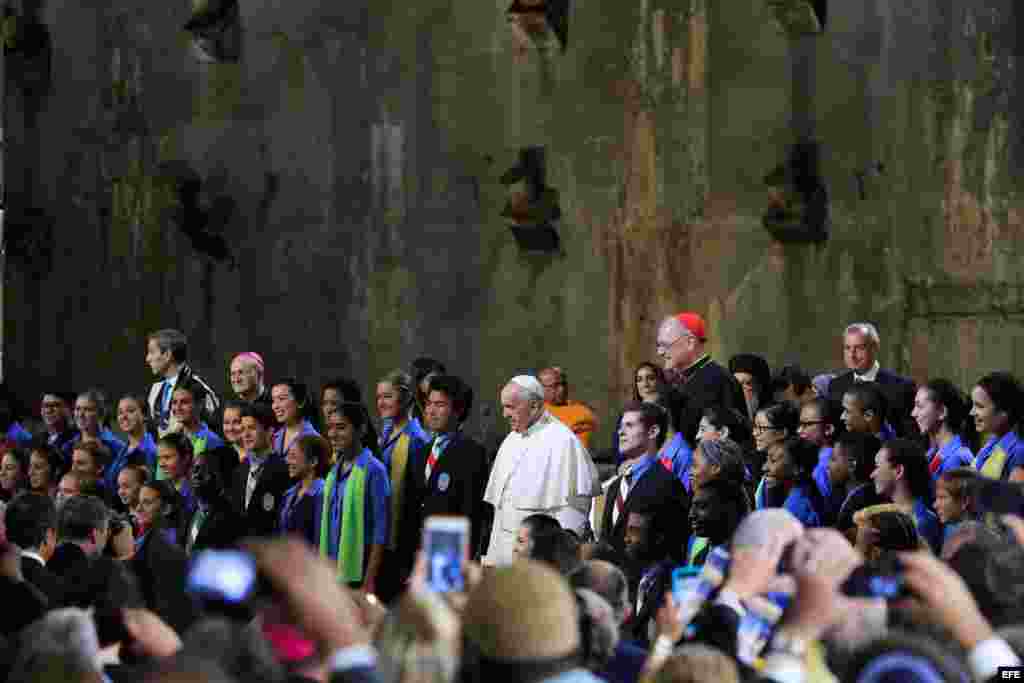 El papa Francisco asiste a un oficio multireligioso en el Memorial del 11-S en Nueva York. EFE