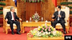 El primer ministro vietnamita, Nguyen Tan Dung, con el gobernante Raúl Castro en Hanoi en julio de este año. 