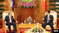 El primer ministro vietnamita, Nguyen Tan Dung (d), conversa con el gobernante cubano, Raúl Castro, durante su reunión en Hanoi, Vietnam. EFE/LUONG THAI LINH