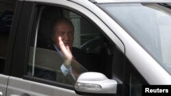 El rey Juan Carlos, saluda desde su coche a su salida hoy del Hospital USP San José de Madrid tras recibir el alta después de recuperarse de la intervención quirúrgica a la que fue sometido por fracturarse la cadera a consecuencia de una caída en Botsuana