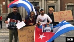 Exiliados protestan en España por visita de los Reyes a Cuba