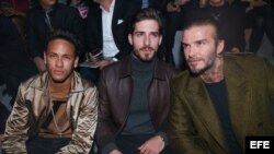 El futbolista brasileño Neymar Jr (i), el guardameta del PSG Kevin Trapp (c) y el exfutbolista británico David Beckham (d), asisten al desfile de la colección masculina de Louis Vuitton otoño/invierno 2018/19 del diseñador británico Kim Jones, en París.
