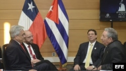 Sebastián Piñera (i), su canciller, Alfredo Moreno (2i), junto a Raúl Castro (d), y su ministro de exteriores, Bruno Rodríguez (2d), durante una reunión sostenida en Santiago de Chile 