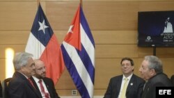 Sebastián Piñera (i), su canciller, Alfredo Moreno (2i), junto a Raúl Castro (d), y su ministro de exteriores, Bruno Rodríguez (2d), durante una reunión sostenida en Santiago de Chile. 