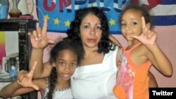 La dama de blanco Aymara Nieto Muñoz, junto a sus hijas. 