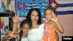 Aymara Nieto Muñoz junto a sus hijas. (Archivo)