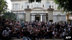 Artistas cubanos frente al Ministerio de Cultura en una protesta el 27 de noviembre de 2020. YAMIL LAGE / AFP