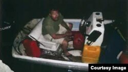 Imagen distribuida por la Oficina del Alguacil del Condado Monroe en la que se ve al fugitivo robando el bote.