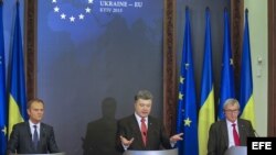 Cumbre Ucrania-UE en Kiev con el presidente del Consejo Europeo, Donald Tusk; el presidente de la Comisión Europea, Jean-Claude Juncker; y el presidente ucraniano Petró Poroshenko (i-d).
