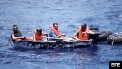 Foto de archivo de un grupo de inmigrantes cubanos llegando a las costas de Florida en un bote. La llegada reciente de un grupo de 41 cubanos a las costas estadounidenses ha inaugurado la temporada de balseros que, aprovechando la tranquilidad de las agua