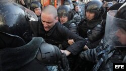 La policía rusa detiene al líder opositor Serguéi Udaltsov.