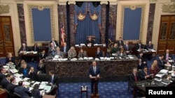El presidente de la Comisión de Inteligencia de la Cámara de Representantes, Adam Schiff, habla el martes ante el pleno del Senado en la primera sesión del juicio político al presidente Donald Trump.