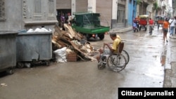 La falta de sillas de ruedas es una de las necesidades que enfrentan las personas discapacitadas en Cuba. 