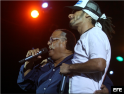 Pablo Milanés invitó a "Los Aldeanos" a cantar en su concierto de 2010 en la llamada Tribuna Antimperialista.
