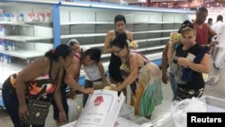 Cubanos compran pollo en un supermercado en La Habana. 